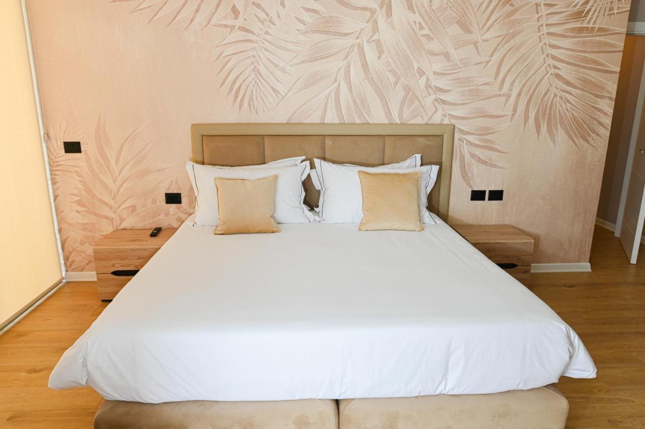 White Hill Hotel, & Conferences 4* Durrës
