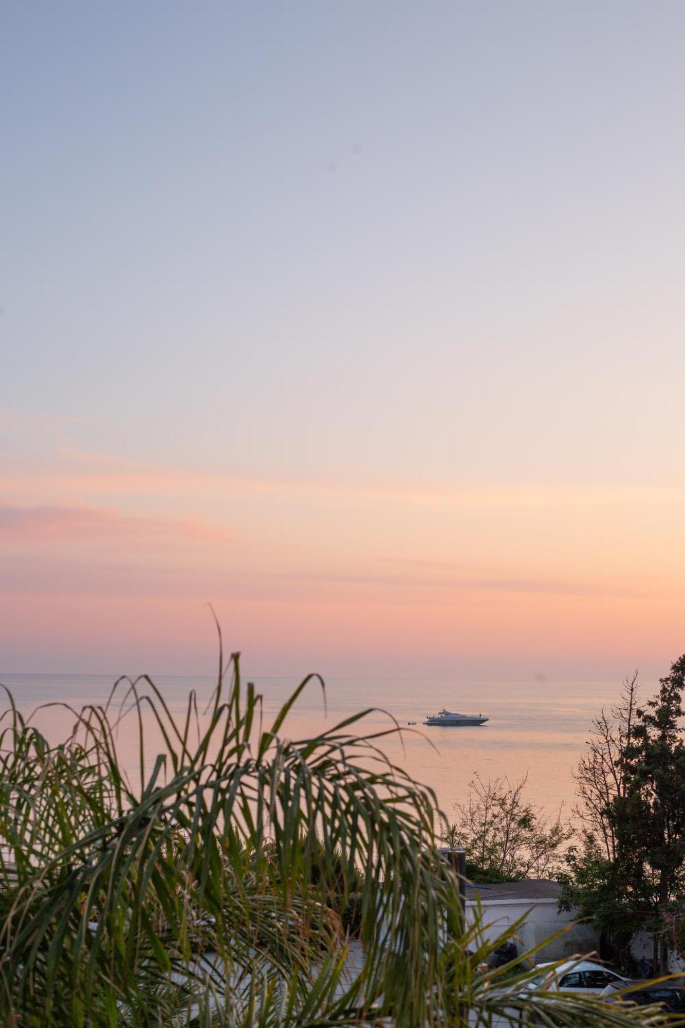 White Hill Hotel, & Conferences 4* Durrës
